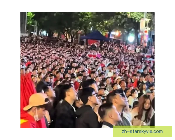 数万越南球迷街头观战后照样吃喝